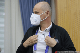 Virus corona hoành hành, cầu thủ và HLV Buriram đeo khẩu trang đến dự họp báo